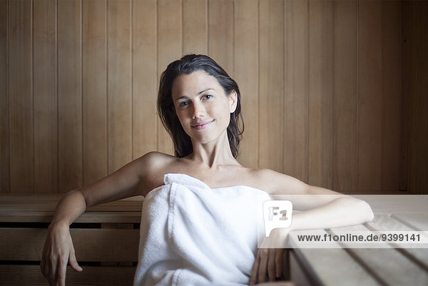 Frau im Urlaub entspannt in der Sauna