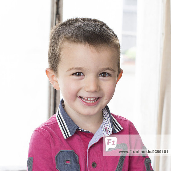 Kleiner Junge lächelt fröhlich  Portrait