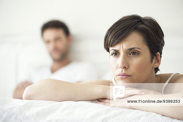 Ehepaar spricht nicht nach Meinungsverschiedenheit im Bett