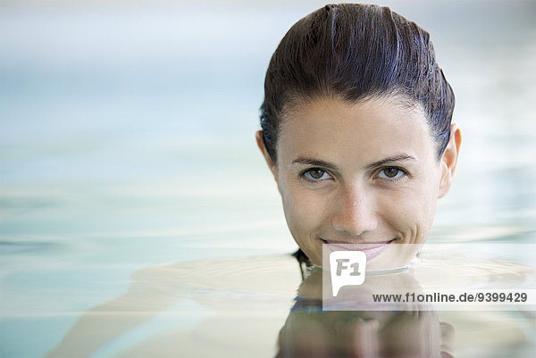 Frau entspannt im Schwimmbad  Portrait