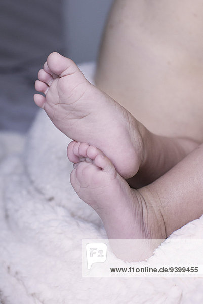 Nahaufnahme der nackten Füße des Babys