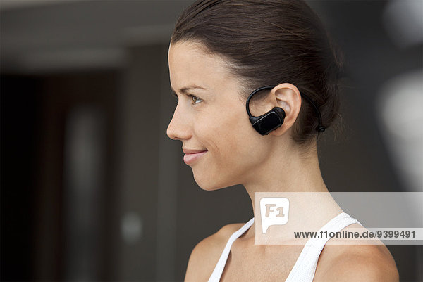 Frau hört Musik mit Kopfhörer  Profil