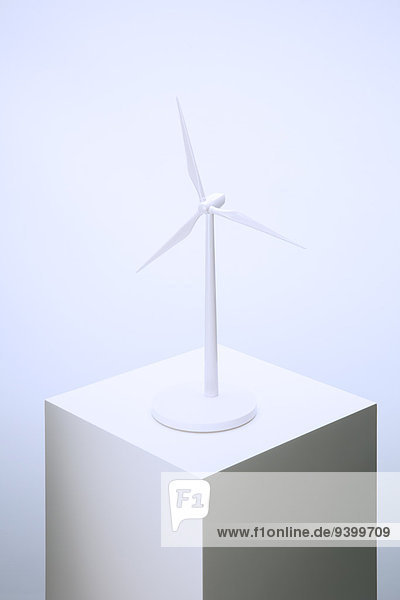Windkraftanlagenmodell auf Sockel sitzend