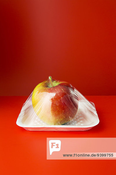 Nahaufnahme von in Plastik eingeschweißtem Apfel