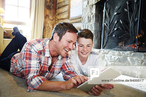Vater und Sohn spielen gemeinsam mit dem digitalen Tablett