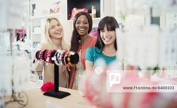 Frauen beim gemeinsamen Einkaufen im Geschäft