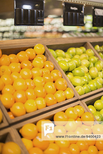 Nahaufnahme von Obst für den Verkauf im Lebensmittelgeschäft