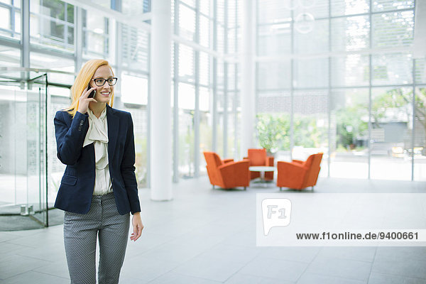 Geschäftsfrau beim Telefonieren im Bürogebäude