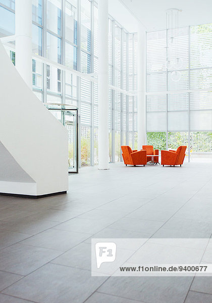 Licht, das durch Fenster im Bürogebäude scheint