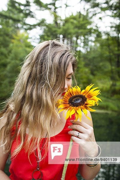 junge Frau junge Frauen Blume riechen