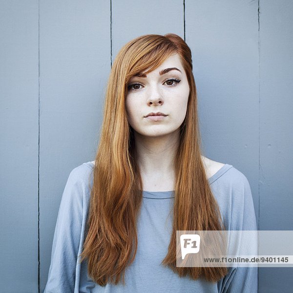 Wand blau rot Mädchen Haar