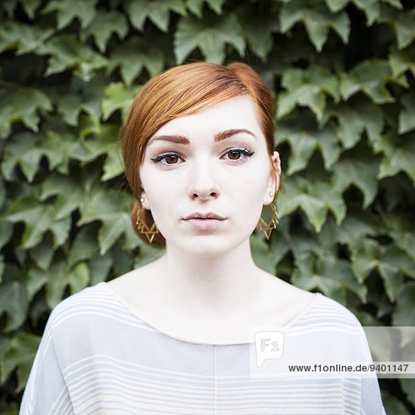 Efeu Hedera helix Portrait Pose frontal rot Mädchen Haar