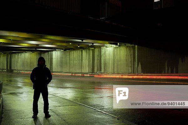 Mann Auto Nacht Silhouette Weg Hintergrund Beleuchtung Licht Bewegungsunschärfe