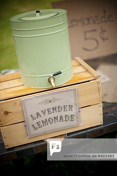 Preisschild Hochformat Außenaufnahme Tag Getränk Essen und Trinken Wand Erfrischung Schachtel niemand Text Holz Information British Columbia Kanada Container Fokus auf den Vordergrund Fokus auf dem Vordergrund Frische Limonade freie Natur Vancouver