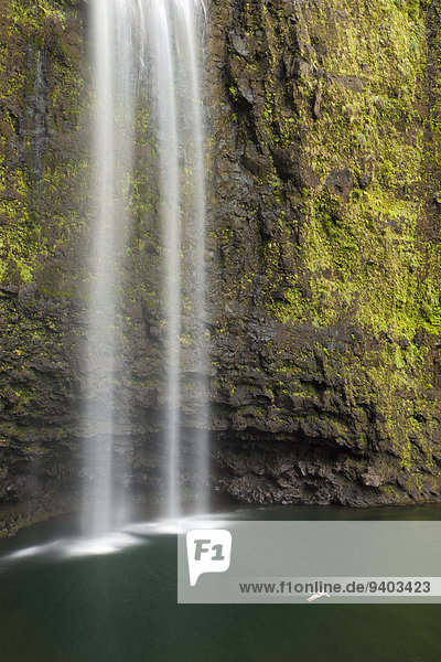 Wasserfall schwimmen Mädchen unterhalb