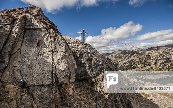 Bergsteiger Hintergrund Loch 2 Verkehrshütchen Leitkegel Seilbahn klettern Jackson Wyoming