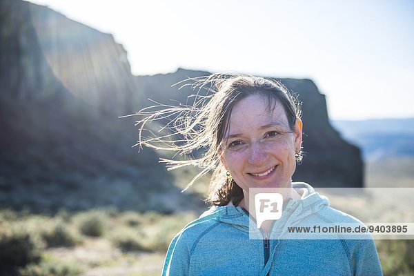 leer frontal Halbportrait Gegenlicht 35-40 Jahre 35 bis 40 Jahre Blick in die Kamera Tag Freizeitbekleidung Landschaft Schönheit Geologie Wüste Natur Querformat braunhaarig Befriedigung Frau mittleren Alters Frauen mittleren Alters Einzelperson eine Person Öde Schlucht Fokus auf den Vordergrund Fokus auf dem Vordergrund