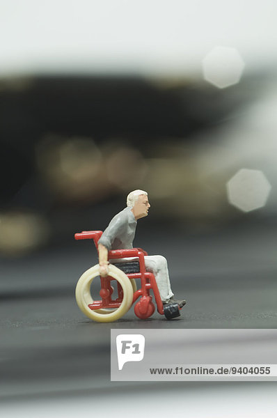 Miniatur-Figur im Rollstuhl