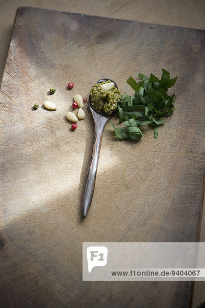 Bärlauch-Pesto auf einem Löffel