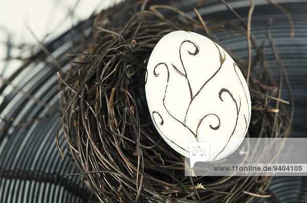 Bemaltes Osterei in einem Nest