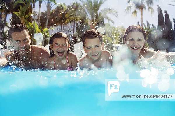 Porträt einer Familie mit zwei Kindern im Schwimmbad