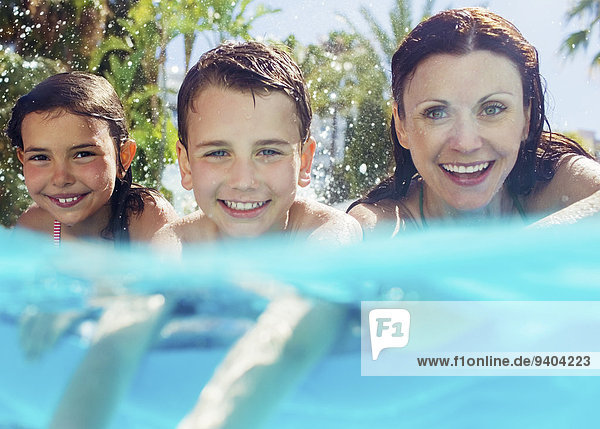 Portrait der Mutter mit ihren beiden Kindern im Schwimmbad