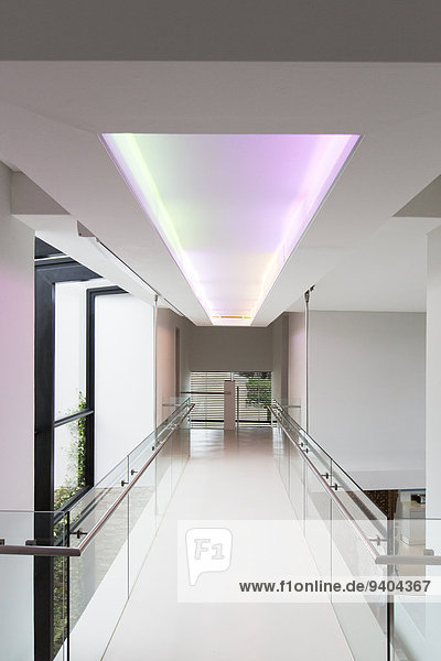 Leerer Flur im modernen Gebäude mit farbiger Beleuchtung darüber