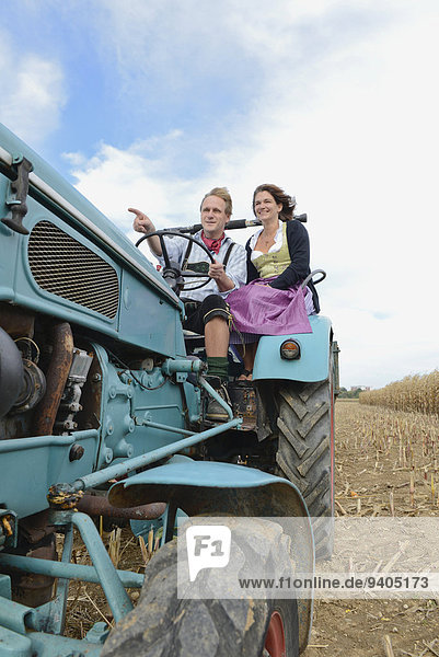 Kornfeld fahren Traktor reifer Erwachsene reife Erwachsene