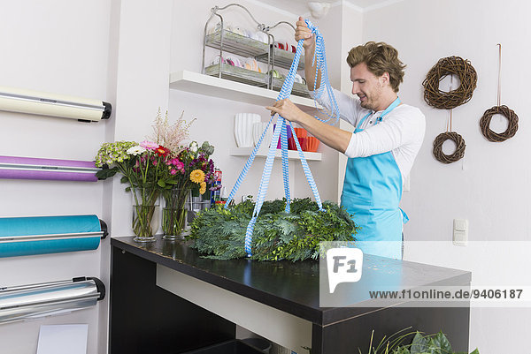 Mann Blume Vorbereitung Mittelpunkt Laden Blumenkranz Kranz Erwachsener