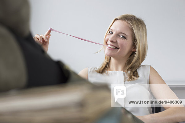 Portrait Geschäftsfrau kauen Kaugummi ziehen lächeln