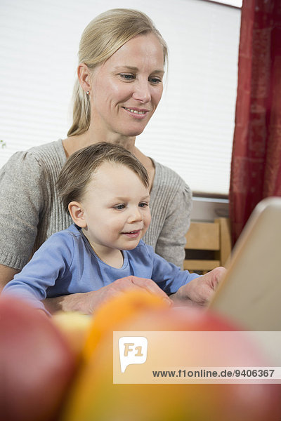 benutzen Notebook lächeln Sohn Mutter - Mensch