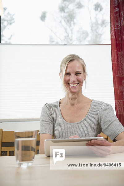 benutzen Portrait Frau lächeln Tablet PC