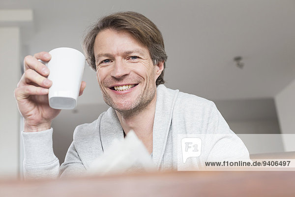 Portrait Mann Tasse halten Close-up reifer Erwachsene reife Erwachsene Kaffee