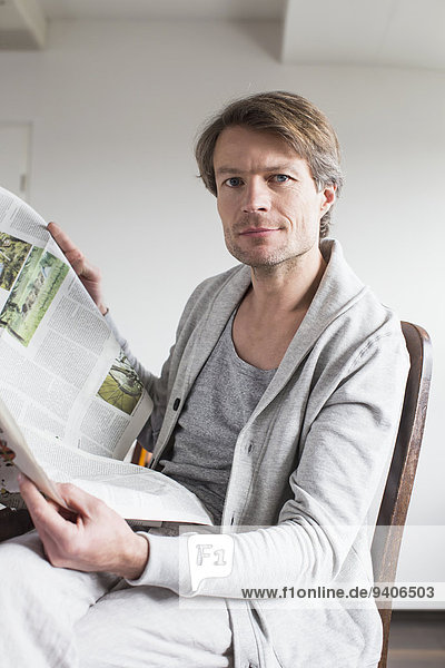 Portrait Mann reifer Erwachsene reife Erwachsene Zeitung vorlesen