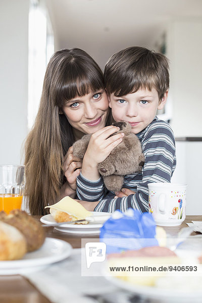 Portrait lächeln Sohn Tisch Mutter - Mensch Frühstück