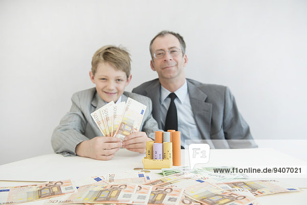 Portrait Papier lächeln Menschlicher Vater Sohn Geld Geldmünze Euro