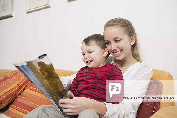 zeigen lächeln Bruder Schwester Zeitschrift