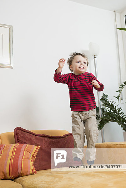 lächeln Junge - Person springen Couch