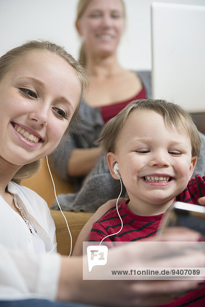 zuhören lächeln Bruder Schwester Spiel MP3-Player MP3 Spieler MP3 Player MP3-Spieler