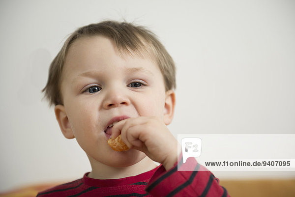 Junge - Person Mandarine essen essend isst