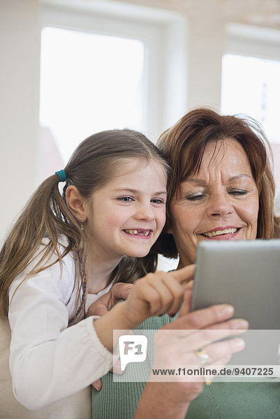 sehen lächeln Enkeltochter Großmutter Tablet PC