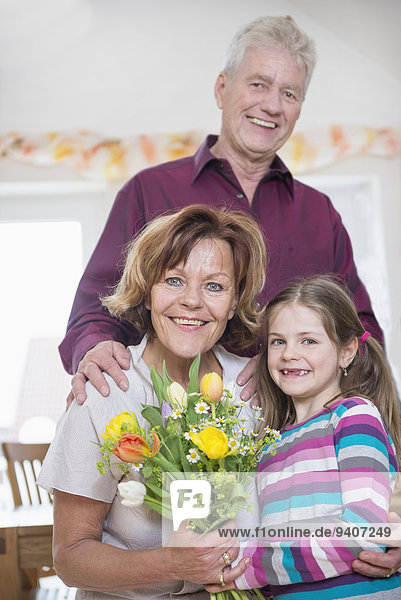 Blumenstrauß Strauß Hintergrund Enkeltochter Großmutter Großvater geben