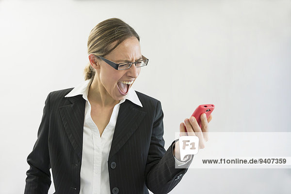 Geschäftsfrau schreien schwarz Smartphone