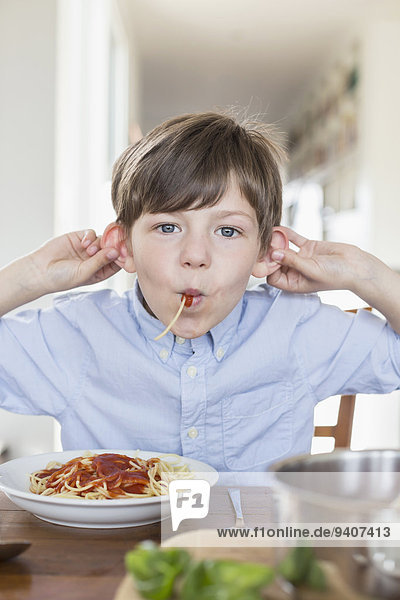 Junge - Person Spaghetti essen essend isst