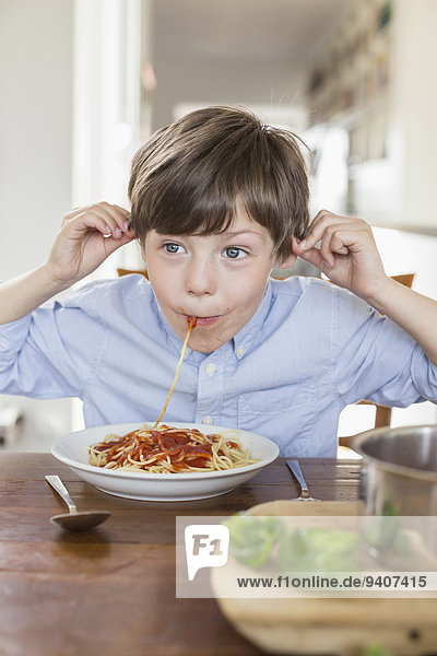 Junge - Person, Spaghetti, essen, essend, isst