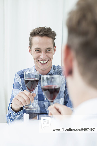 Glas lächeln Wein halten Homosexualität
