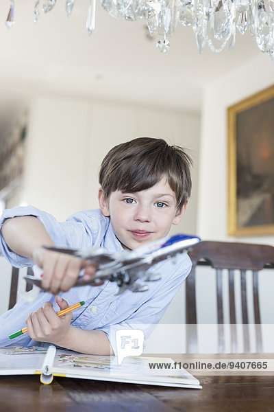 Flugzeug Portrait lächeln Junge - Person Modell spielen