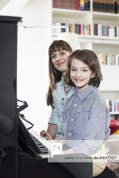 lächeln Klavier Tochter Mutter - Mensch spielen