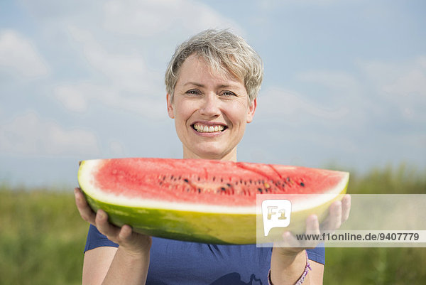Portrait Frau lächeln halten reifer Erwachsene reife Erwachsene Wassermelone