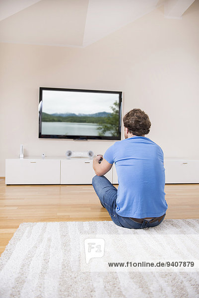 Interior zu Hause Mann sehen Fernsehen